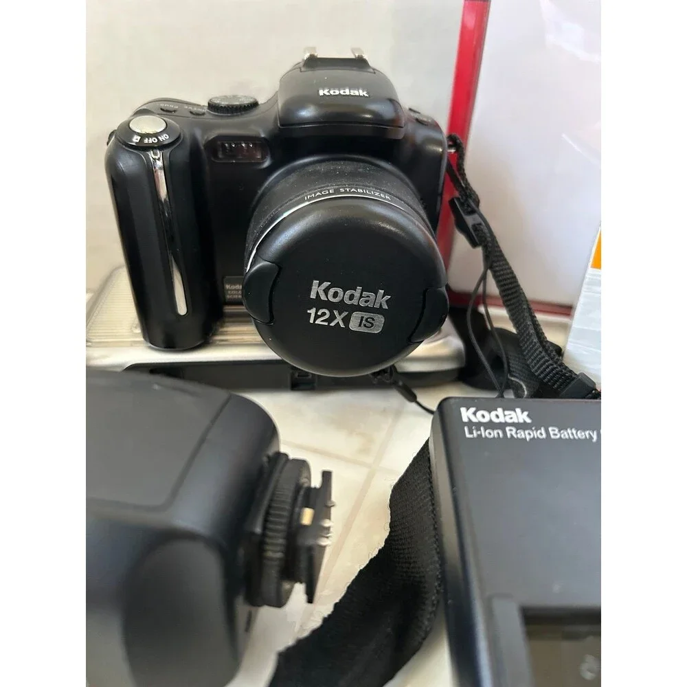 Bundle Kodak EasyShare P712 7.1MP Digital Camera with 12x Optical Zoom